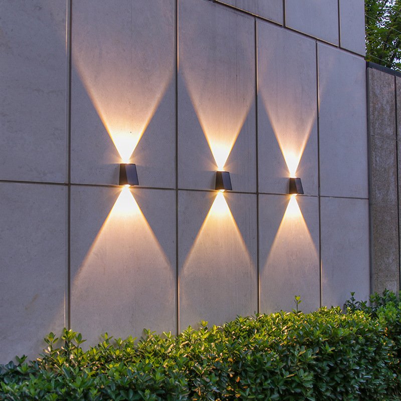 1a9378bc-27d8-44ee-95ef-8b3ce69ef086.jpg Applique Murale Solaire Trapezoïdale LED Minimaliste