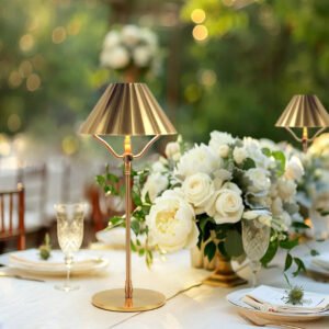 1b3d9d1c-d124-4bd9-bb09-e58a4aba73fb.jpg Lampe de bureau en laiton doré avec abat-jour cône raffiné