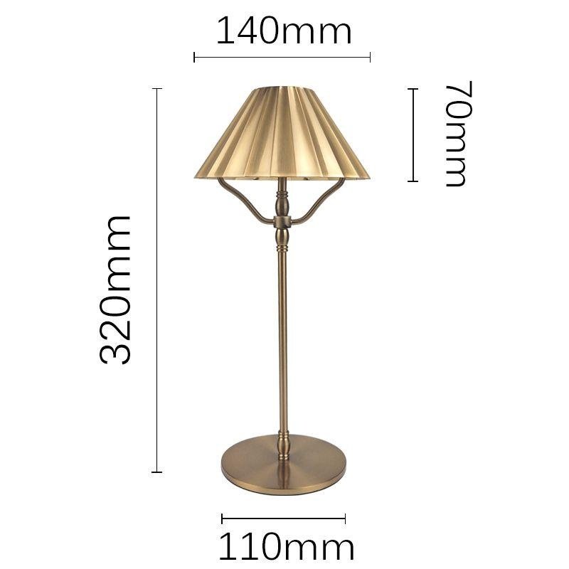 20a15bc3-3bcb-48d3-bea0-9c92d5b087fa.jpeg Lampe de bureau en laiton doré avec abat-jour cône raffiné