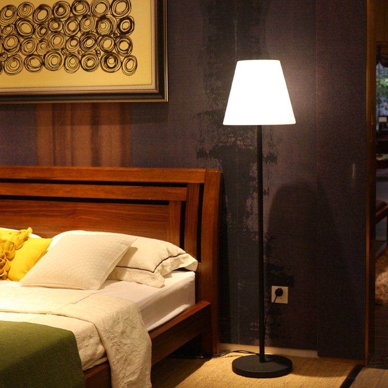 Élégant lampadaire LED minimaliste