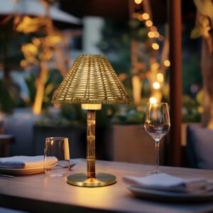 40a5ef1f-12a3-476f-a8df-c829ce5d8c71.jpg Lampe de Table en Osier et Laiton Élégante