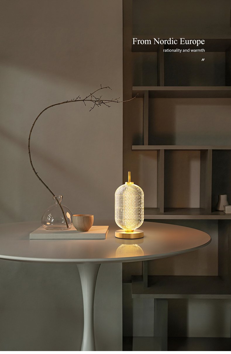 4ec0d6a8-7016-4ff1-ac84-f98c3cc9cc57.jpg Lampe de Table en Acrylique Optique et Métal Doré