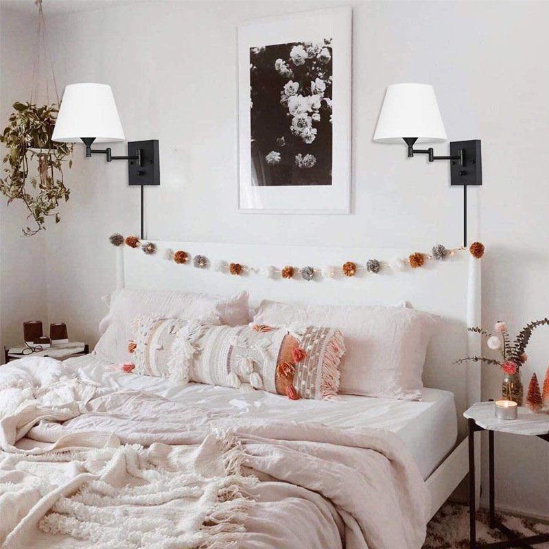 Applique Murale Épurée en Tissu et Métal Noir