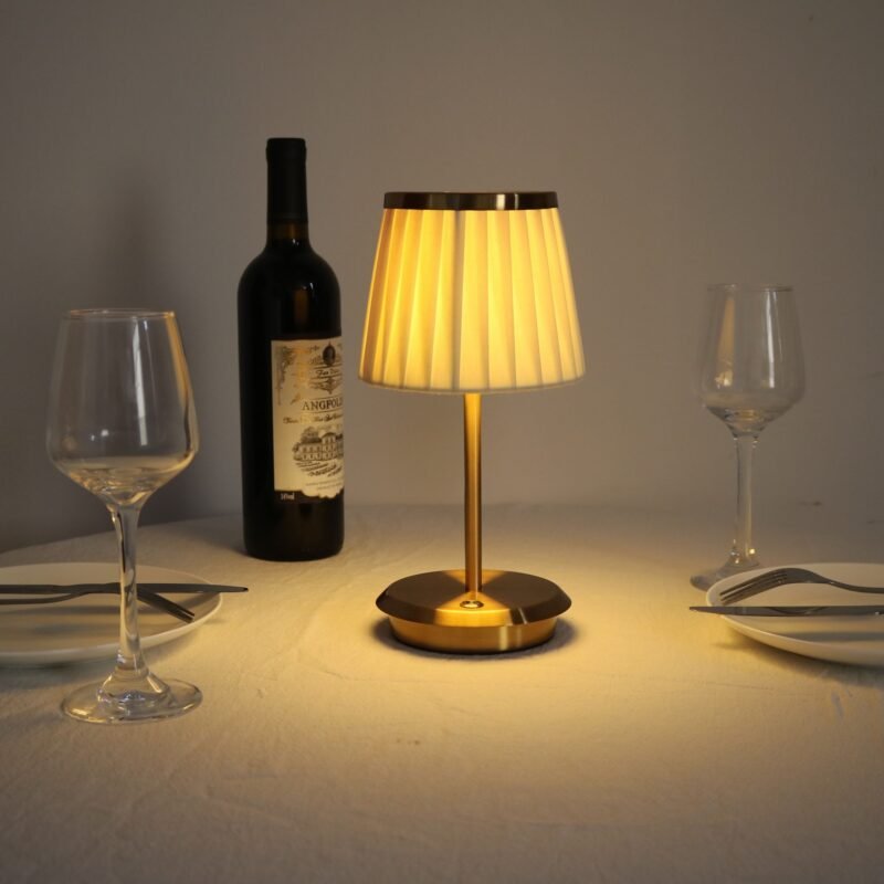 7f68ae1d-6be2-494e-b0dc-f2e00edd969d.jpeg Lampe de Table Dorée à Abat-Jour Plissé Beige