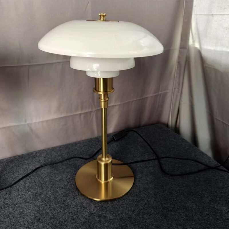 990d9162-a9a9-47b5-9283-8af088441425.jpg Lampe de Table en Laiton Doré et Verre Épuré