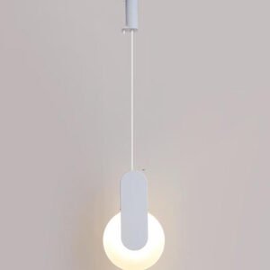 Suspension Élégante à Tige Blanche et Diffuseur en Verre Opaque