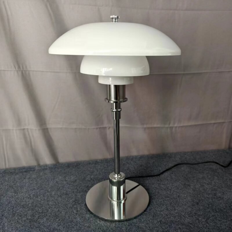 f2cb74bd-7e9f-43f5-b955-f3df20e9f8ae.jpg Lampe de Table en Laiton Doré et Verre Épuré