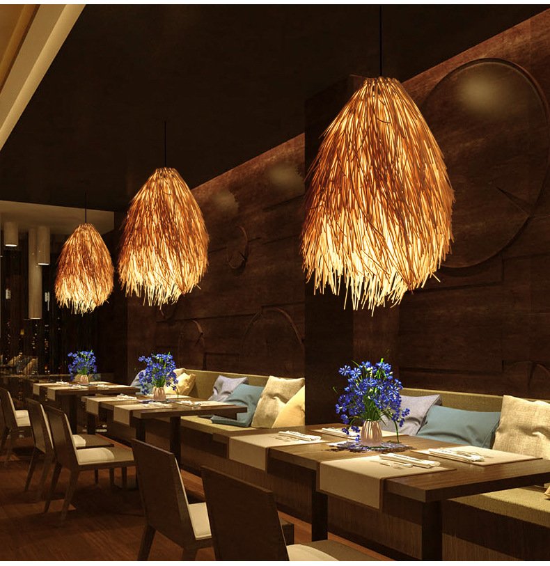 Suspension en Raphia Doré Forme Pomme de Pin