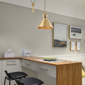 a607d492-1240-4ec4-a3b2-d29d68abdff1.jpg Chandelier Minimaliste en Laiton avec Réflets Dorés