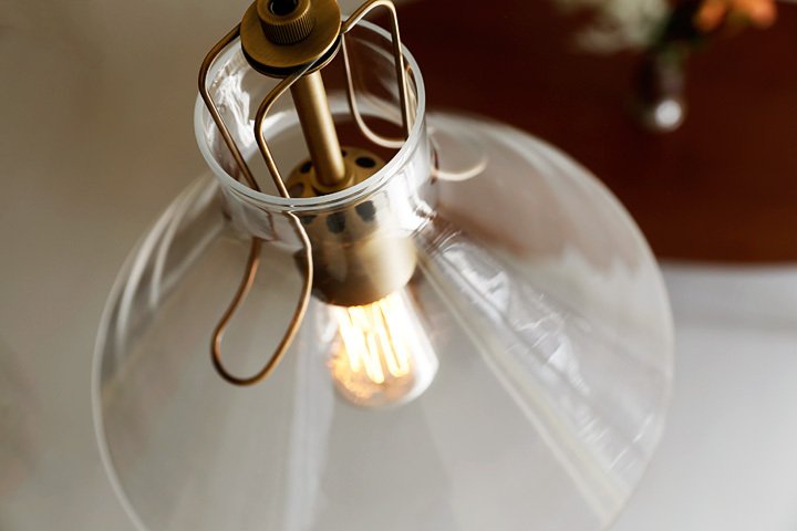 Suspension Conique en Verre Transparent avec Finition Cuivrée Élégante